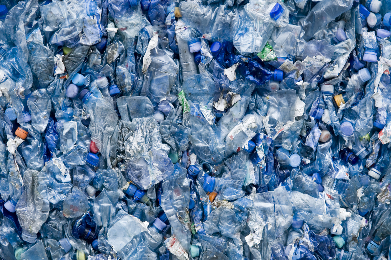 Sonnenlicht macht Plastikmüll zu „grünem“ Wasserstoff