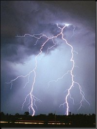 Blitze schlagen oft an zwei Stellen gleichzeitig ein