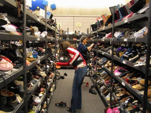 Ein Keller voller Schuhe
