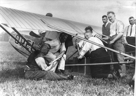 Der tollkühne Mann in seiner fliegenden Kiste
