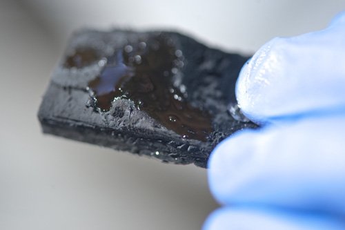 Nano-Schwamm saugt Öl im Meer auf