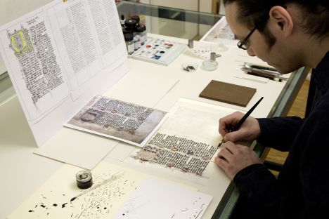 Schreibwerkstatt kopiert berühmte Handschrift des Nibelungenlieds