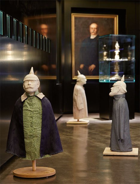 Monarchen unterlebensgroß: Kunstaktion mit Zwergen