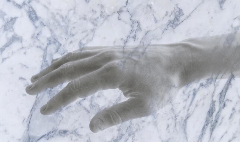 Bizarr: Die Marmorhand-Illusion