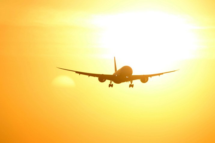 Im Flugzeug der Sonne entgegen