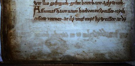 Geisterhafte Gesichter und Texte in berühmtem Manuskript entdeckt