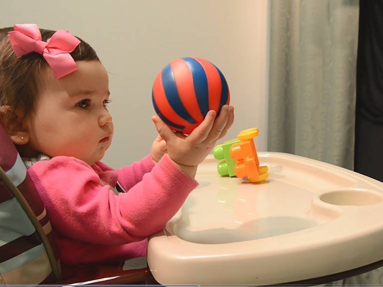 Verdutzte Babys wollen's wissen