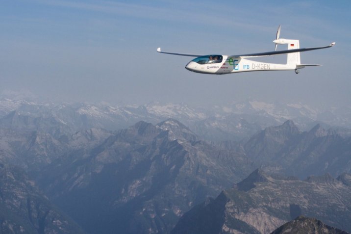 Elektro-Flieger überquert erstmals Alpen