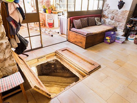 Jüdisches Ritualbad unter Wohnzimmerboden entdeckt
