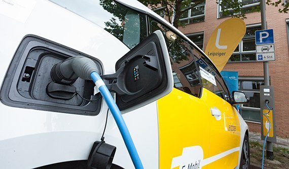 Strom tanken an der Straßenlaterne