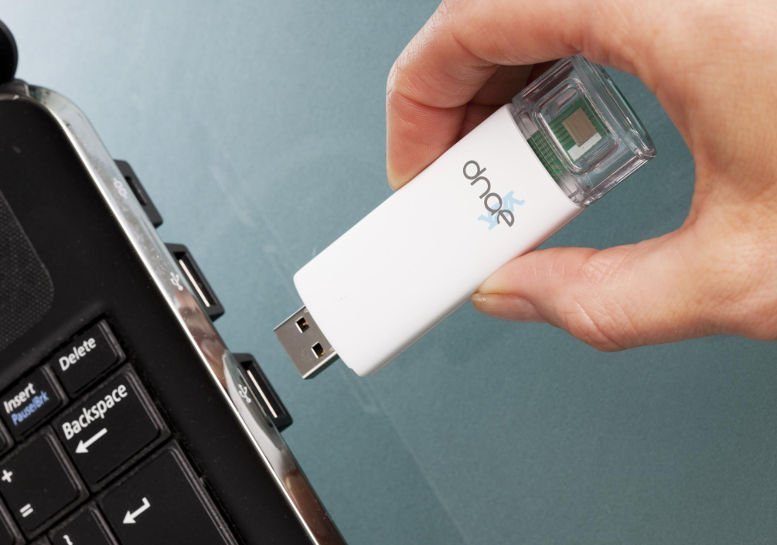 HIV-Untersuchung mit einem USB-Stick