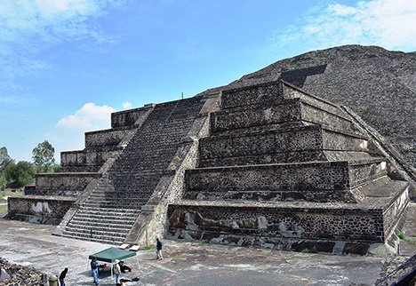 Verborgener Tunnel unter der Mondpyramide