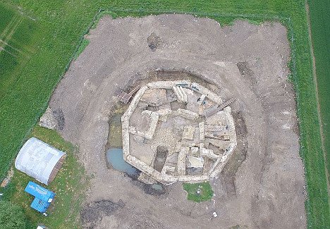 Die geheimnisvolle Holsterburg im Blick
