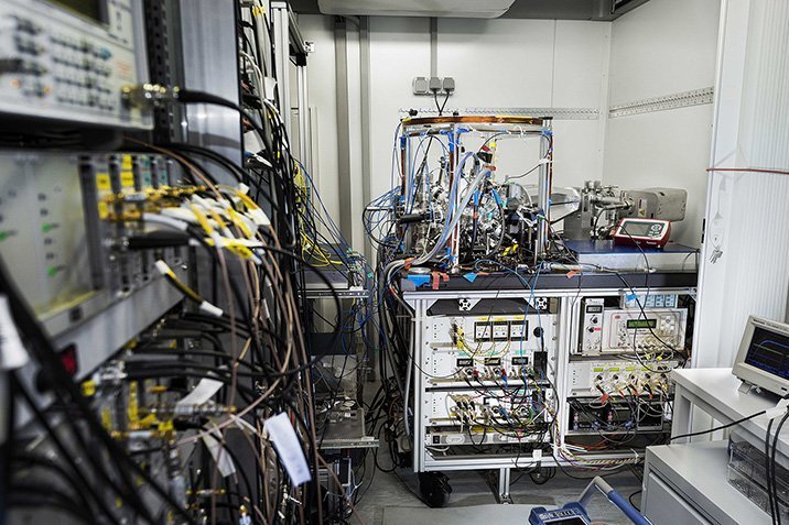 Atomuhr im Alpentunnel