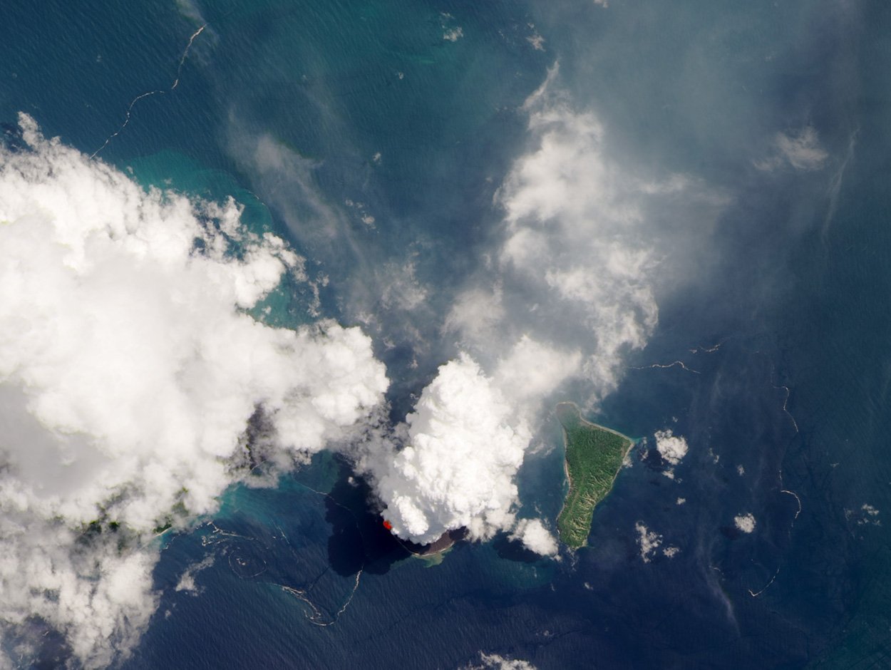 Aschewolken über dem Anak Krakatau