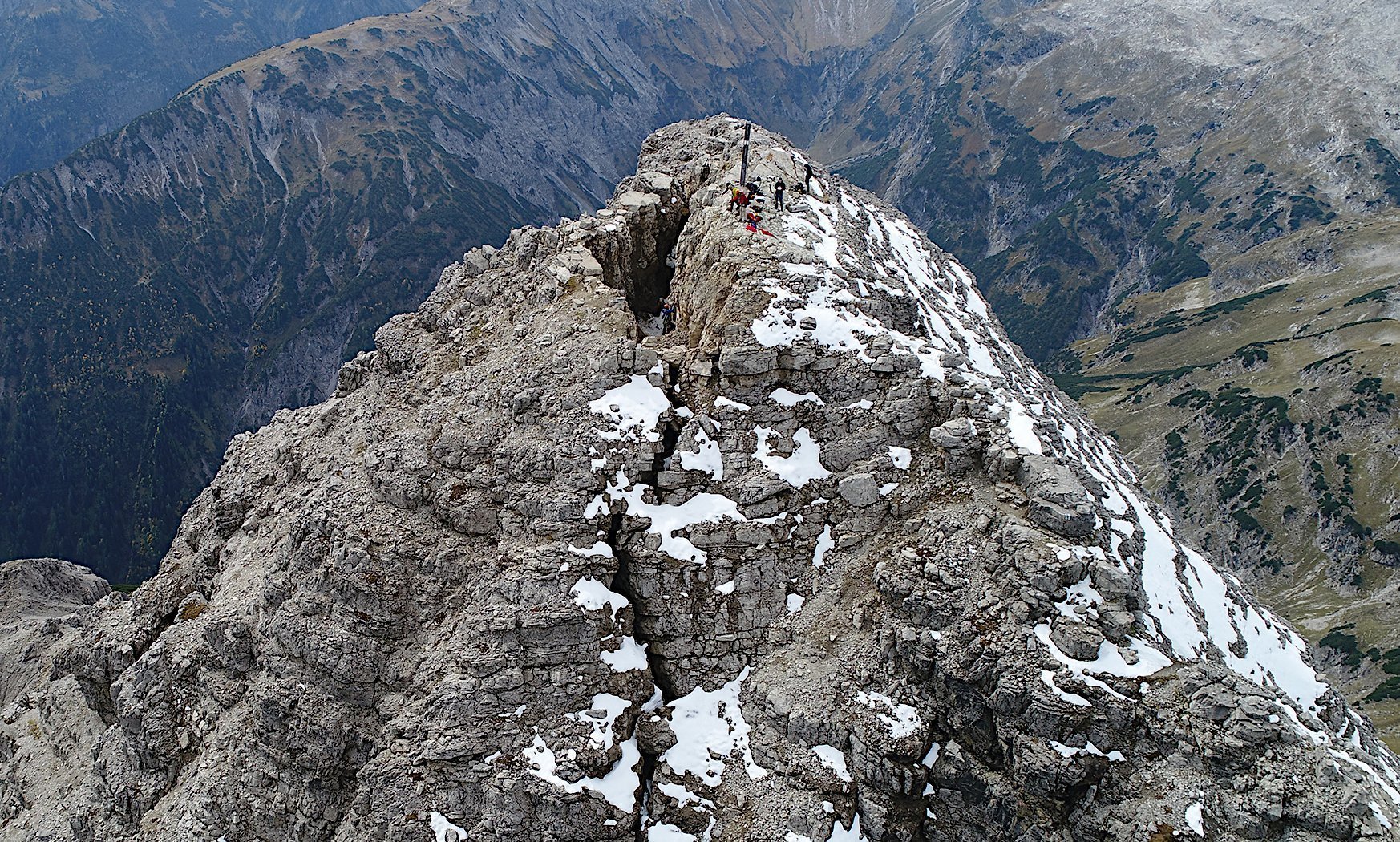 Alpengipfel bei der Spaltung belauscht