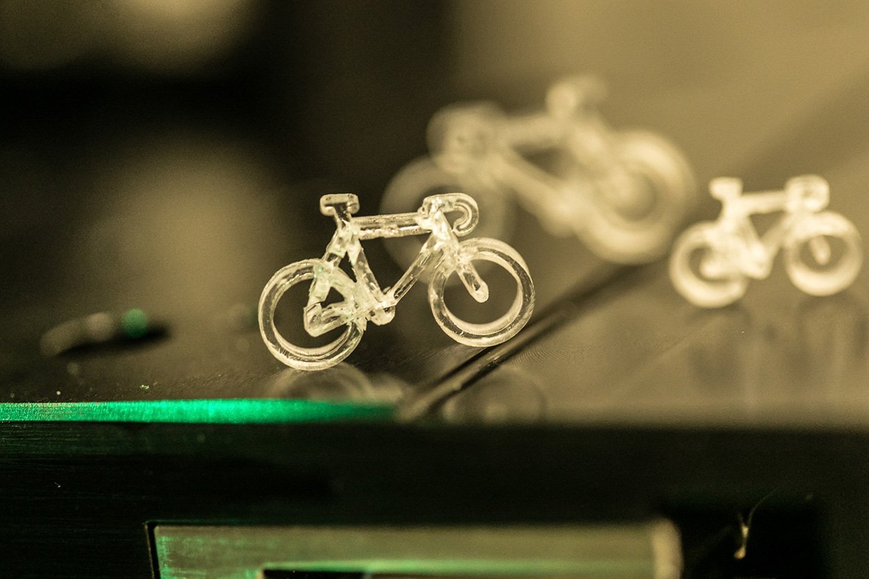 Filigranes Glasfahrrad aus dem Drucker