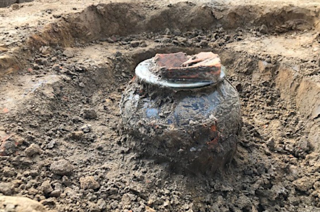 Römischer Friedhof mit Glas-Urne entdeckt