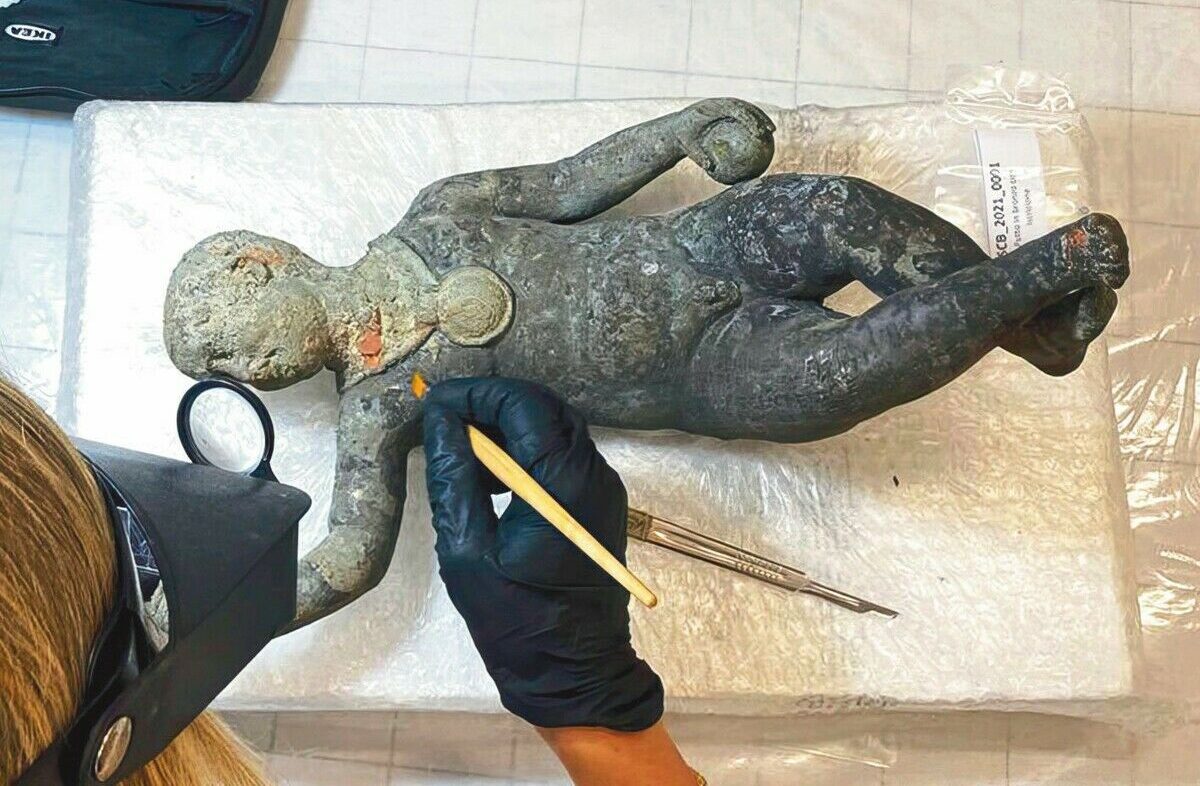 24 Bronzestatuen vom Schlamm befreit