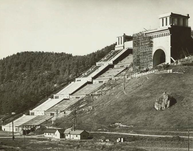 In Stein gehauene Ideologie: So bauten die Nazis