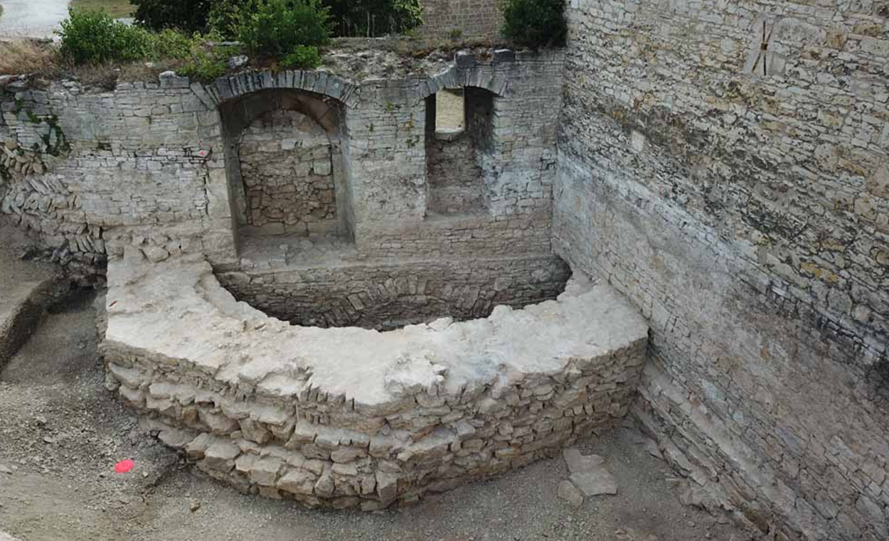 900 Jahre alter Achteckturm auf Schloss Neuenburg entdeckt