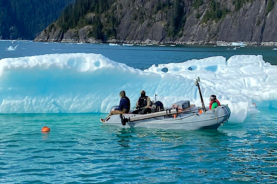 Platzende Bläschen verstärken die Eisschmelze
