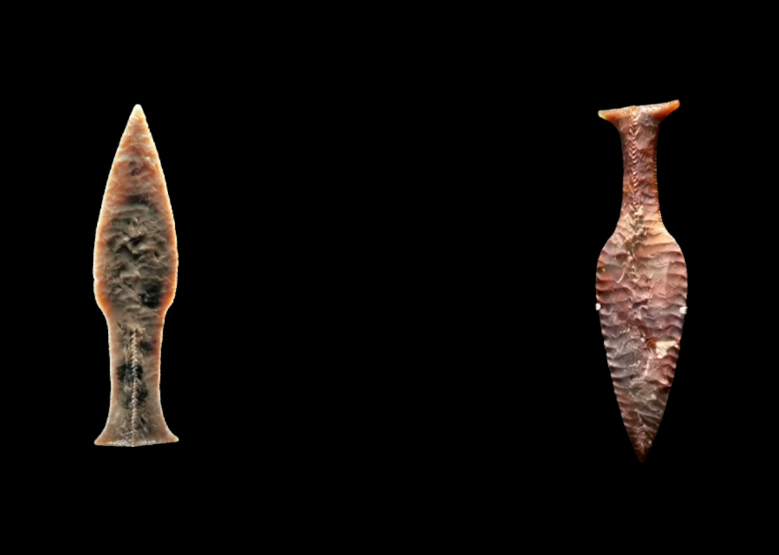 Steinerne Imitationen von Bronze-Dolchen