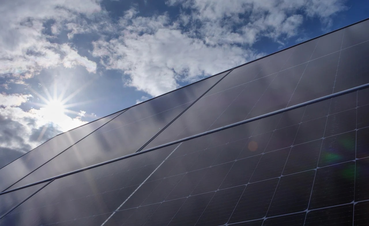 Solarstrom speichern und sparen: Wie Stromspeicher die Energiekosten senken