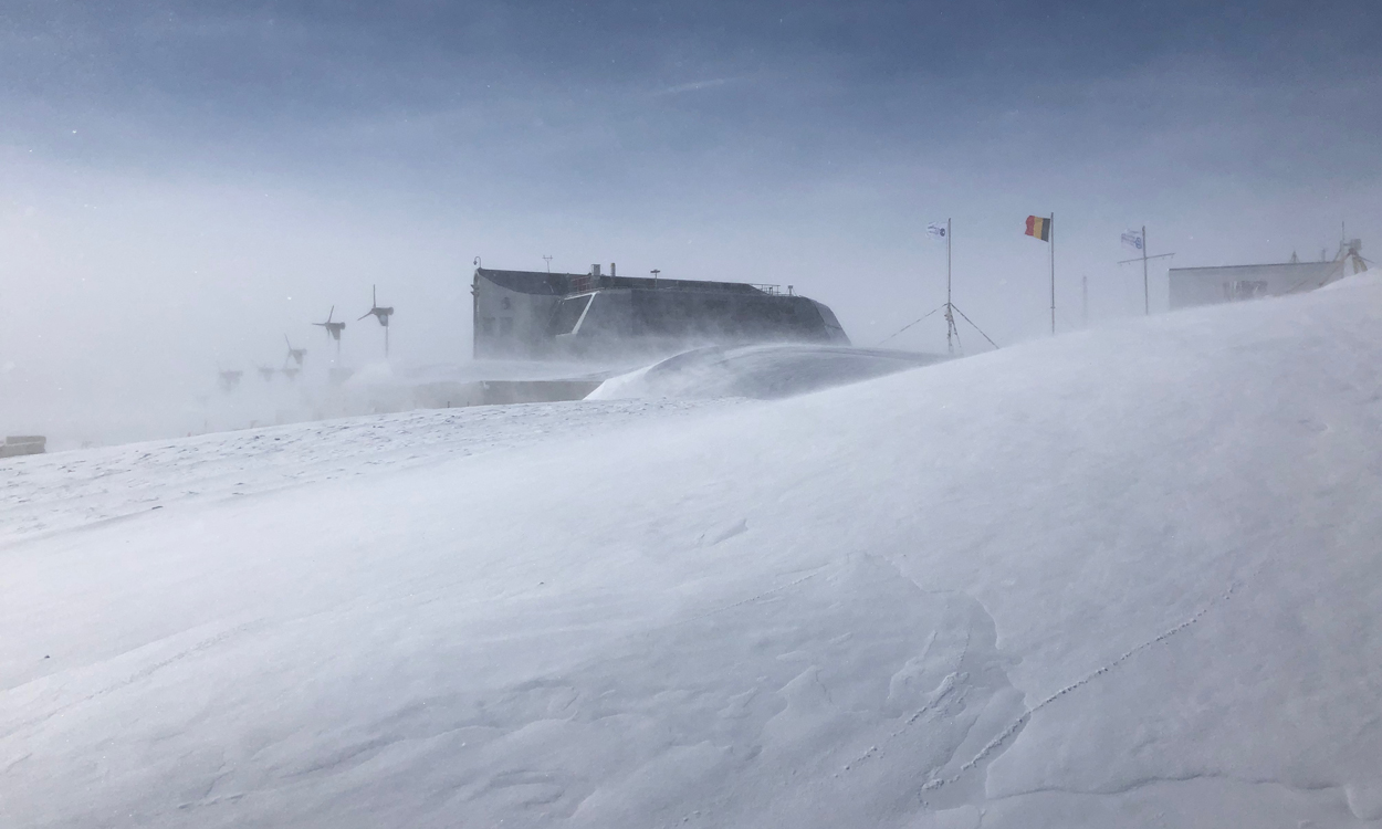 Wind lässt Schneeflocken schrumpfen und wachsen
