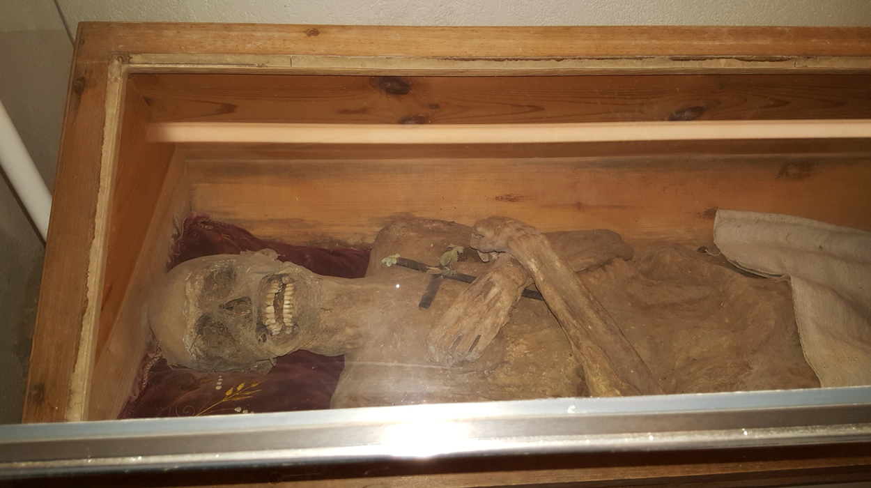 Mumie des „luftgetrockneten Kaplans“ geöffnet