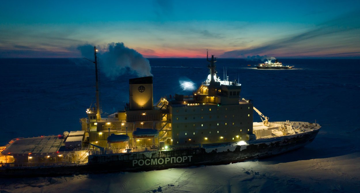 Die "Polarstern" und ihr Versorgungseisbrecher im arktischen Eis