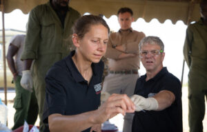Forschende des BioRescue-Teams bei dem Embryotransfer in Kenia