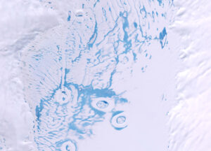Schmelzwasser und Schneematsch auf dem Bach-Schelfeis
