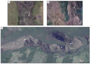 Satellitenbilder von zwei saisonalen Auenlandschaften mit in den Boden gegrabenen Fischwehren, die denen im untersuchten Naturschutzgebiet CTWS in Belize ähneln.
