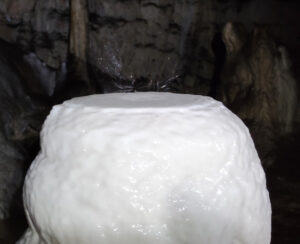 Stalagmit mit flacher Oberseite