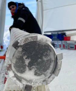 Forscher bei der Bohrung eines Eiskerns auf dem grönländischen Eisschild