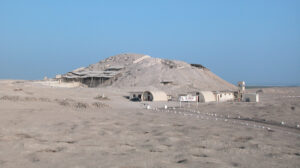 Außenansicht des Tempels „Huaca Cao Viejo“ im archäologischen Komplex El Brujo in Peru
