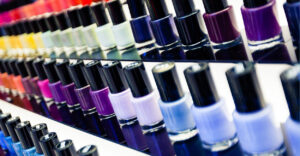 Foto eines Regals mit Nagellacken in verschiedenen Farben