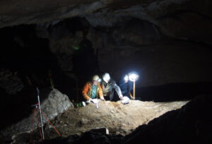 Archäologen bei Ausgrabungen in der Höhle von Isturitz