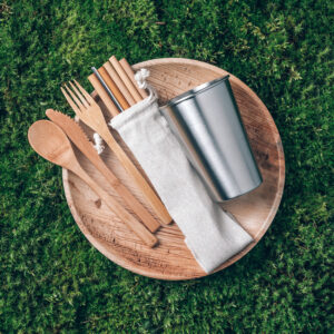 Bild von Outdoor-Geschirr aus Holz oder Bambus auf einer Wiese