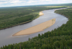 Luftaufnahme vom Fluss Jelogui, einem Zufluss des Jenisseij in Sibirien
