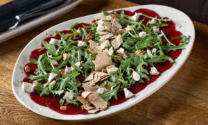 Foto von einem Teller mit Roter-Bete-Carpaccio