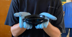 Nahaufnahme einer Bucchero-Kylix aus dem Grab