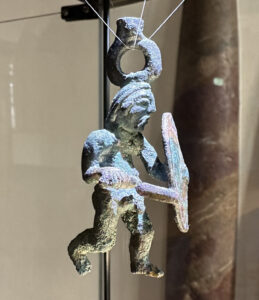 Foto der an Fädenn aufgehängten Statuette