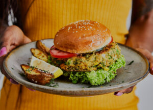 Foto eines veganen Burgers mit einem Gemüsebratling als Patty