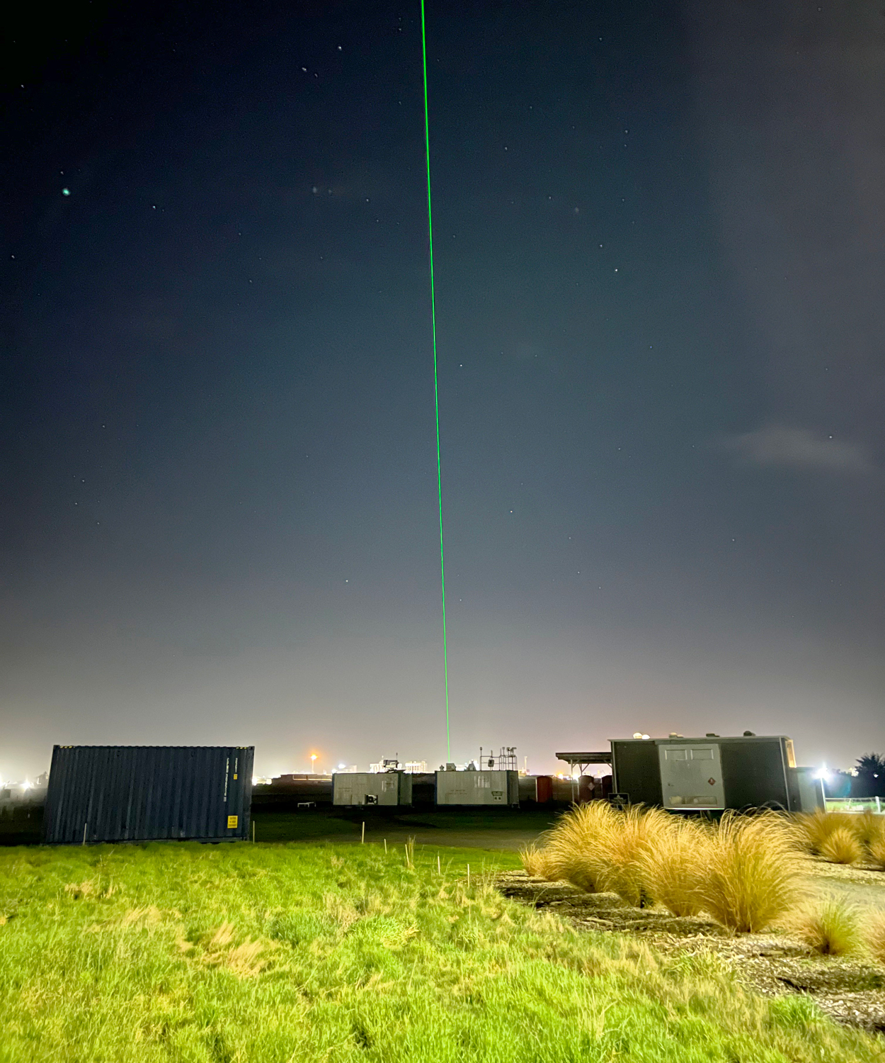 Foto eines Laserstrahls, der den Himmel abtastet