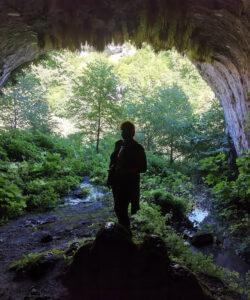Foto von einer der Forscherinnen in der Höhle