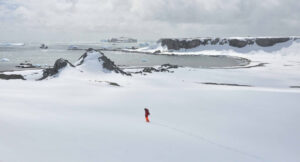 Foto eines Teammitglieds im Schnee auf King George Island