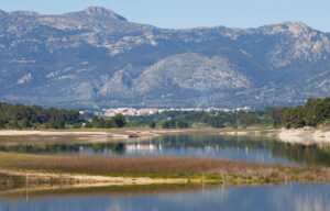 Foto des Stausees in Beniarres in Spanien
