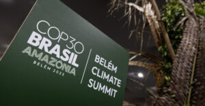 Logo der COP30 auf einem Plakat